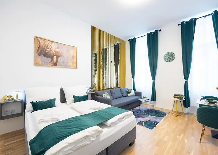 Deluxe Center Apartment! Free Garage Parking Included! Close To Metro U2 & Congress Center!