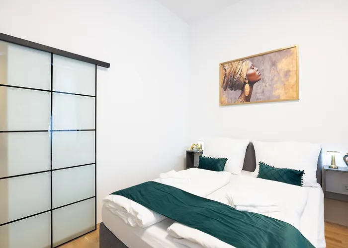 Daire Deluxe Center Apartment! Free Garage Parking Included! Close To Metro U2 & Congress Center!