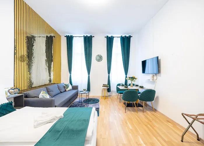 Deluxe Center Apartment! Free Garage Parking Included! Close To Metro U2 & Congress Center! Daire *