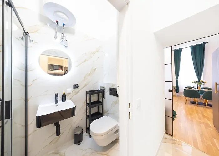Deluxe Center Apartment! Free Garage Parking Included! Close To Metro U2 & Congress Center!