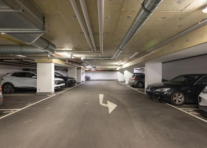 Deluxe Center Apartment! Free Garage Parking Included! Close To Metro U2 & Congress Center! *