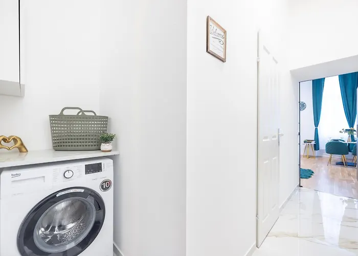 Deluxe Center Apartment! Free Garage Parking Included! Close To Metro U2 & Congress Center!