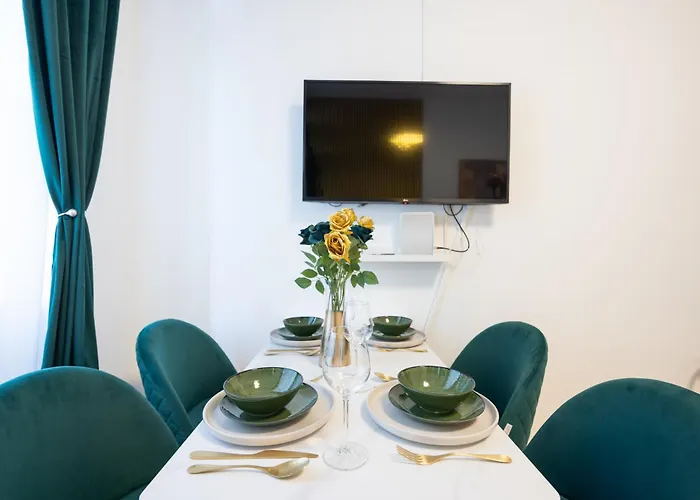 Daire Deluxe Center Apartment! Free Garage Parking Included! Close To Metro U2 & Congress Center!