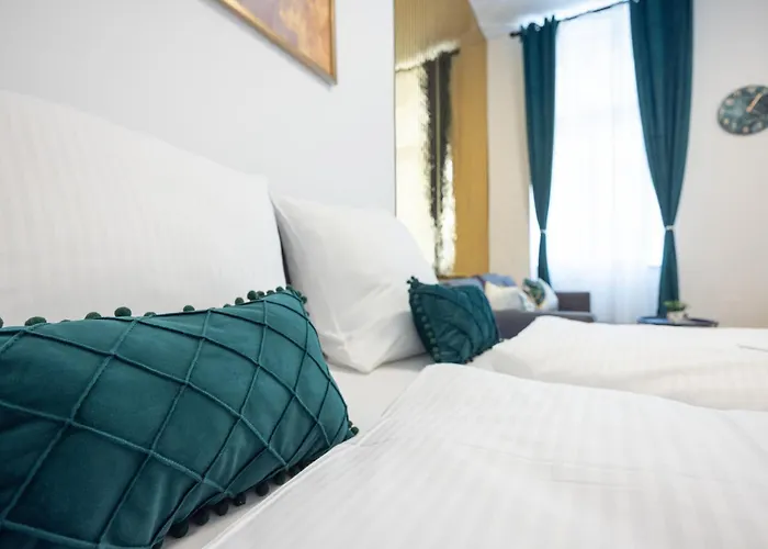 Deluxe Center Apartment! Free Garage Parking Included! Close To Metro U2 & Congress Center!