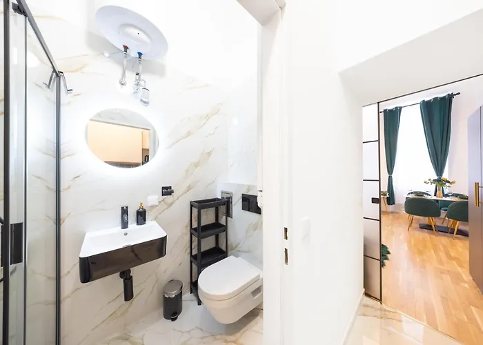 Deluxe Center Apartment! Free Garage Parking Included! Close To Metro U2 & Congress Center!