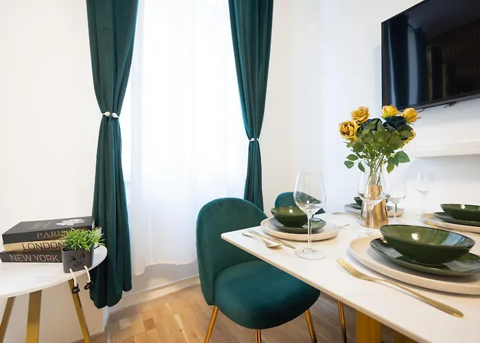 Deluxe Center Apartment! Free Garage Parking Included! Close To Metro U2 & Congress Center! Daire *