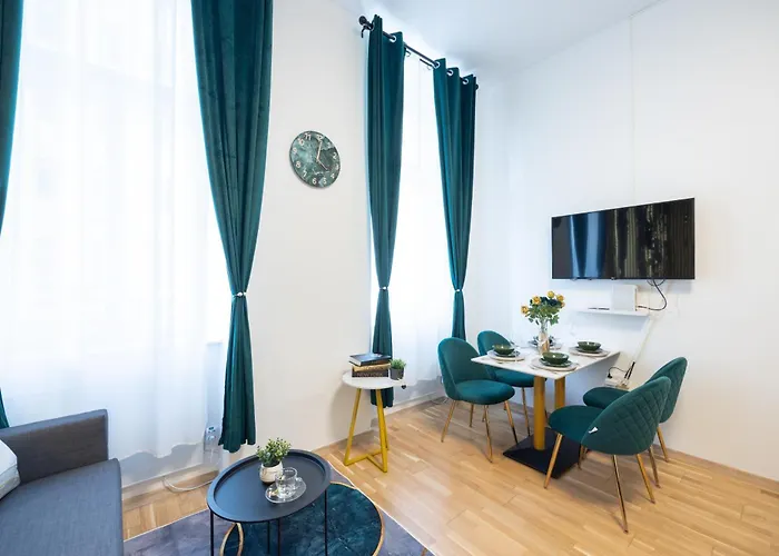 Deluxe Center Apartment! Free Garage Parking Included! Close To Metro U2 & Congress Center! דירה *