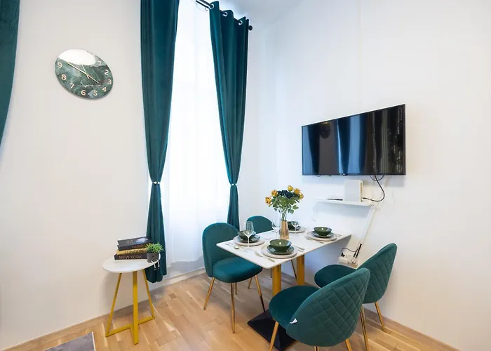Deluxe Center Apartment! Free Garage Parking Included! Close To Metro U2 & Congress Center! Daire Viyana